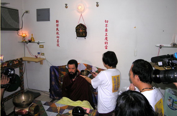 彰显真正的佛法–活佛闭关出定 二十二天米水未沾-图片3