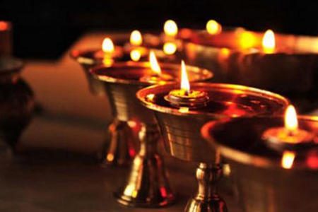 这个穷苦的老阿妈就是伟大的燃灯佛！