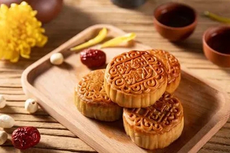 因为她学到了如来正法，正在远离愚痴和邪见