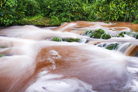山洪中血的教训惊醒了我，死亡离我遥远吗？