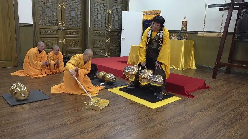 世界佛教教皇南无第三世多杰羌佛 单手勾提 437.2 磅金刚杵-维加斯新闻报