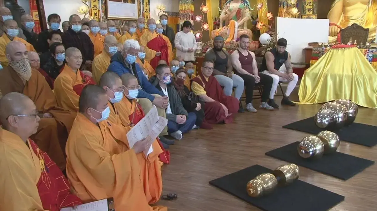 世界佛教教皇南无第三世多杰羌佛 单手勾提 437.2 磅金刚杵-维加斯新闻报